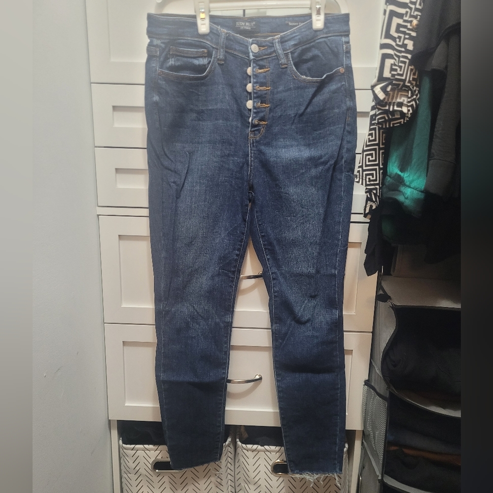 JUDY BLUE HIGH RISE BUTTONFLY CUTOFF SKINNY